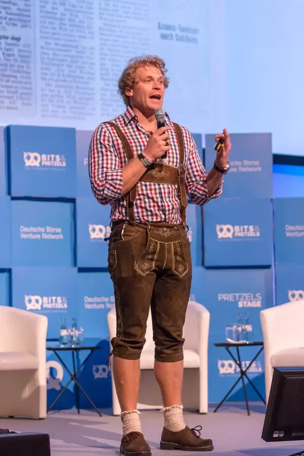 Dr. Julian Hosp - President von TenX bei einer Rede