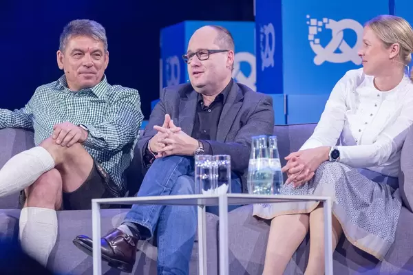 Dr. Lars Krause erzählt während Interview, neben Dr. Carsten Breitfeld und Silja Pieh