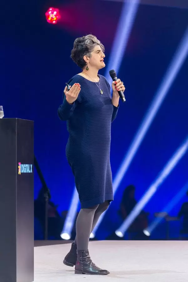 Dr. Shermine Voshmgir, Direktorin Cryptoeconomics Research Lab auf der Digital X Bühne in Köln
