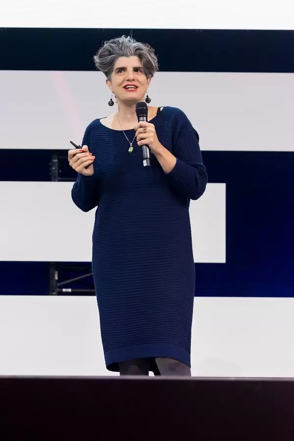 Dr. Shermine Voshmgir, Direktorin Cryptoeconomics Research Lab präsentiert auf der Bühne der Digital X