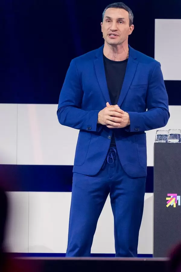 Dr. Wladimir Klitschko in a blue suit at Digital X in Cologne on stage