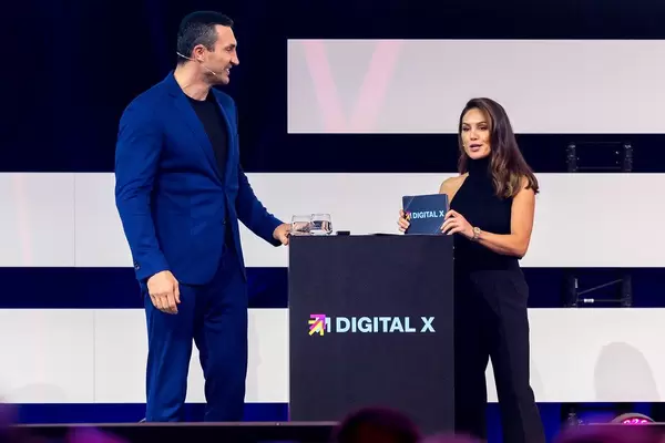 Dr. Wladimir Klitschko wird von Nazan Eckes interviewt auf der Digital X in Köln