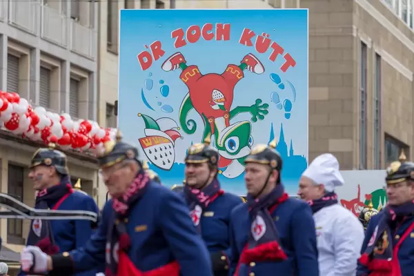 D'r Zoch Kutt und Männer vom Verein Kölsche Funkentöter von 1932 im Vordergrund - Kölner Karneval 2018