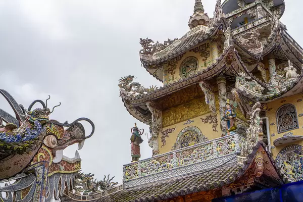 Drachen Halle der Linh Phuoc Pagode mit vielen Verzierungen in Da Lat, Vietnam