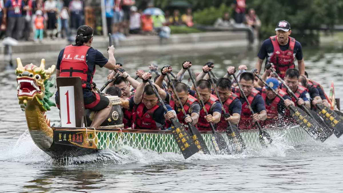 Drachenbootrennen mit Paddlern in roten Westen