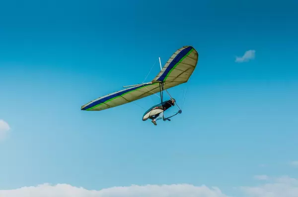 Drachenflieger bereitet sich auf die Landung vor