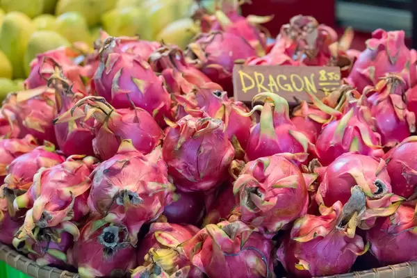 Drachenfrucht am Danilovsky Market in Moskau