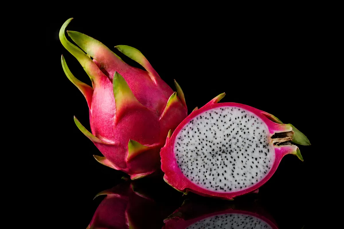 Drachenfrucht halbiert mit weißem Fruchtfleisch