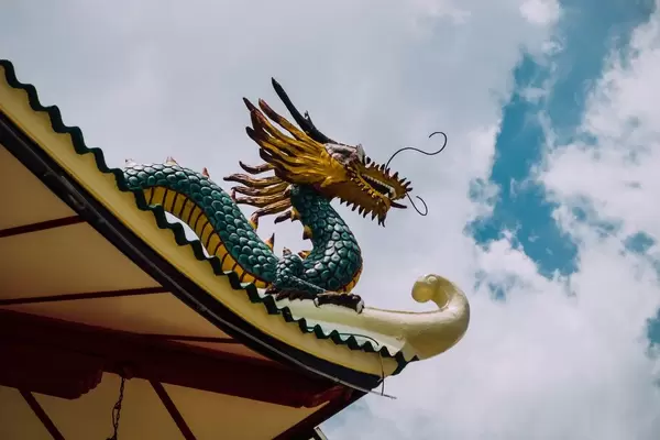 Dragon statue design in a Chinese temple (Flip 2019)