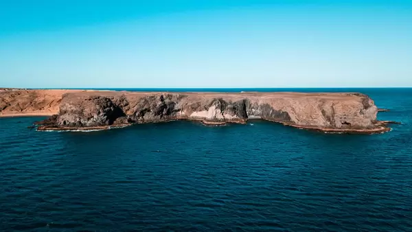 Dramatic looking sea cliff / Dramatische schauende Seeklippe