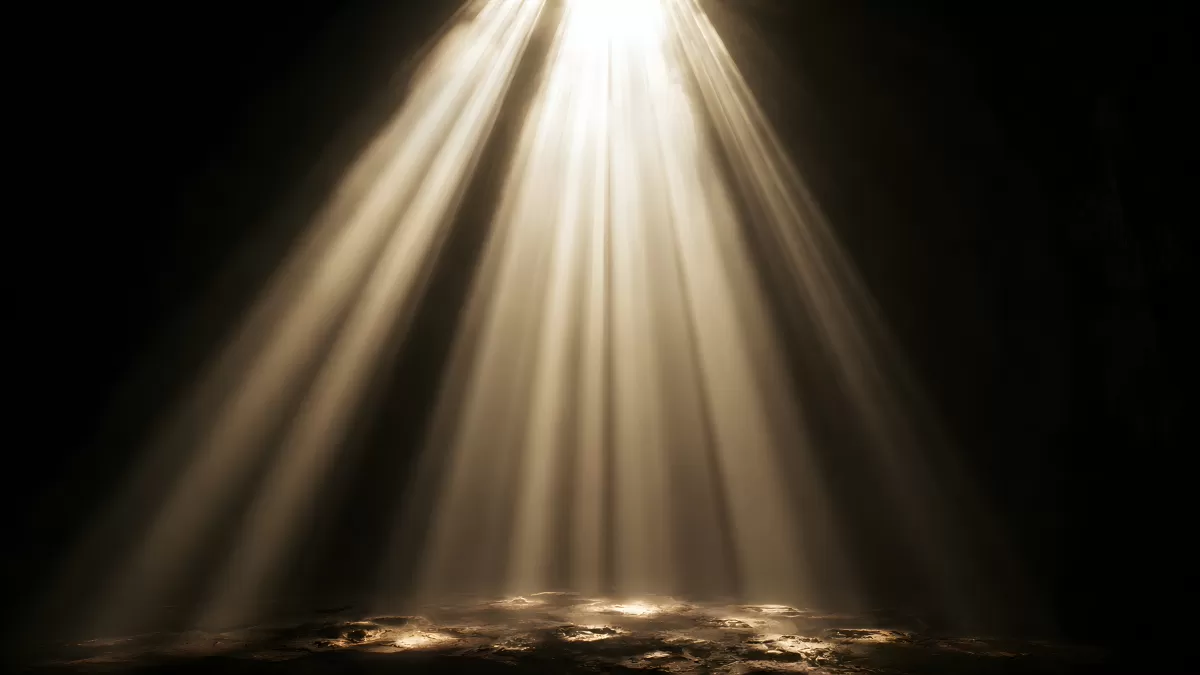 Dramatische Lichtstrahlen fallen in dunkle Höhle