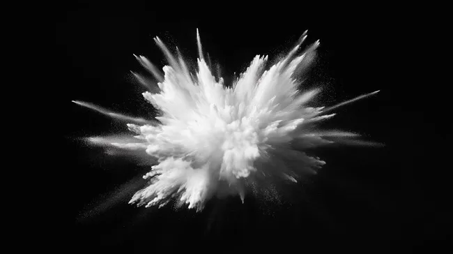 Dramatischer Explosionseffekt in Schwarz-Weiß