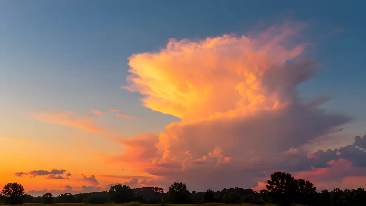 Dramatischer Gewitterwolken-Sonnenuntergang über Landschaft