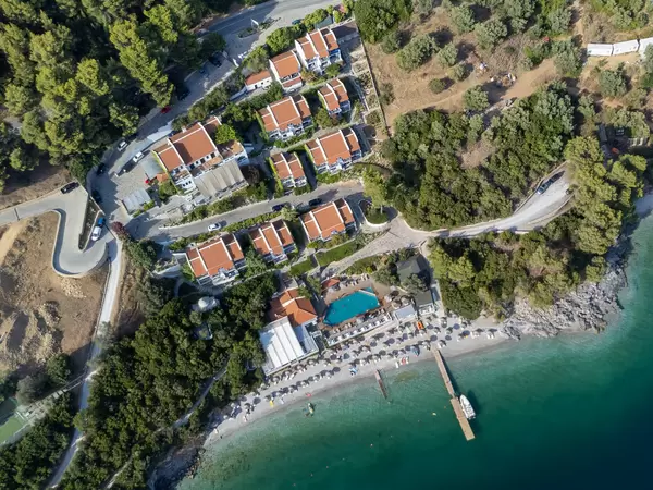 Draufsicht auf Luxus-Hotel in der Bucht von Panormos mit Villen und Swimmingpool: Adrina Resort & Spa