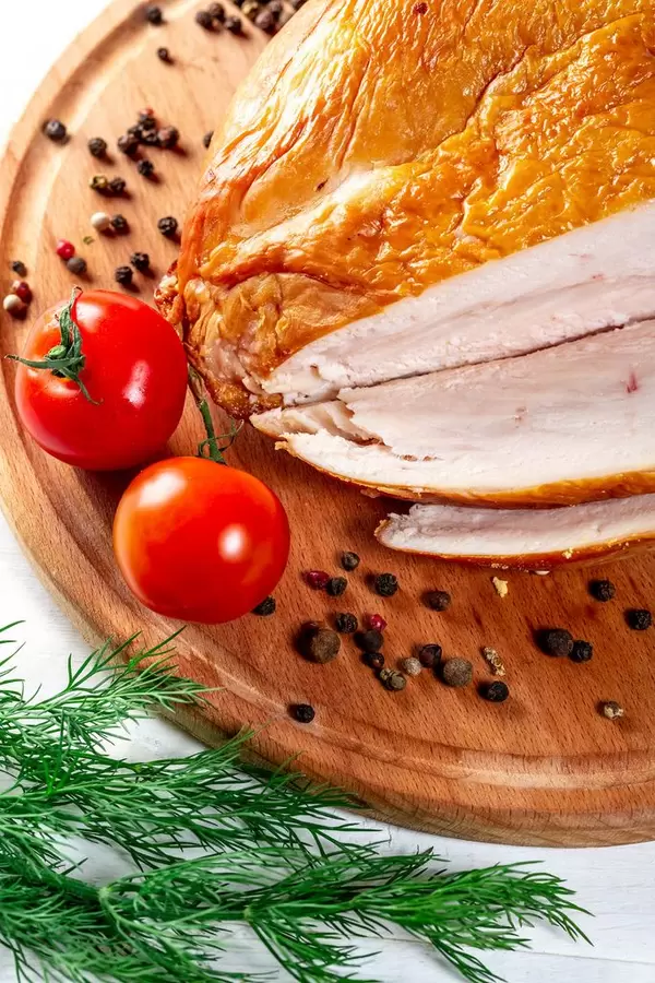 Draufsicht des geräucherten Hühnerfilets schnitt in Stücke mit Dillpfeffer und -tomaten