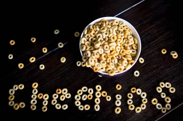 Draufsicht einer Schüssel Müsli und des Wortes CHEERIOS