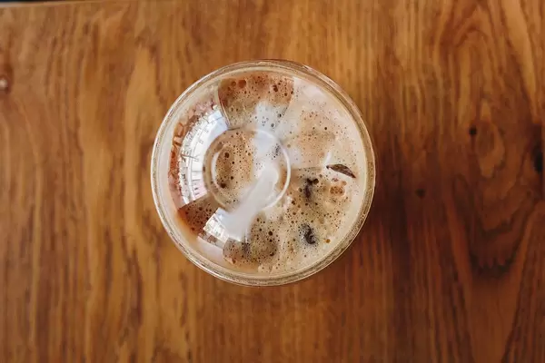 Draufsicht eines Bechers zum Mitnehmen mit Eiscappuccino