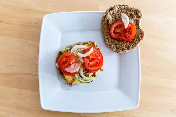 Draufsicht eines Halloumi-Käse-Burgers