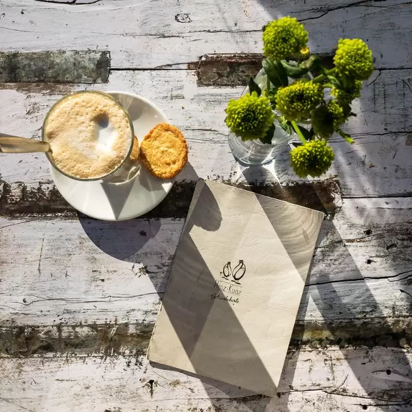 Draufsicht eines Milchkaffees mit Plätzchen