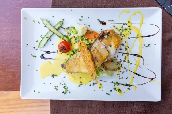 Draufsicht: gegrillter Filet von wildem Umberfisch mit Salzflocken beim Q11 Restaurant, Pollença, Mallorca