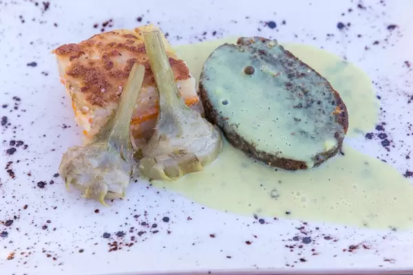 Draufsicht: Steak au poivre mit Gratin dauphinois beim Restaurant Villa Vegana, Selva, Mallorca