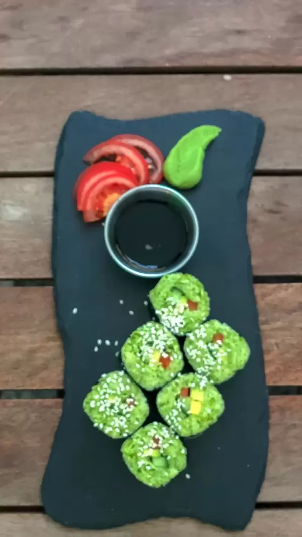 Draufsicht von California rolls beim Avocado Cafe
