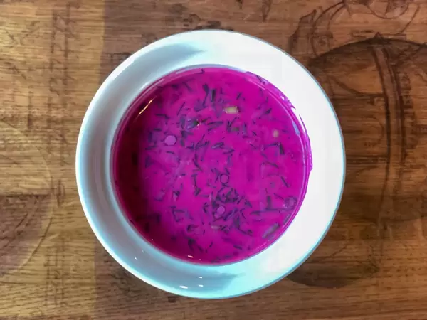 Draufsicht von einem Teller Swekolnik. Russische kalte Rote Bete Suppe