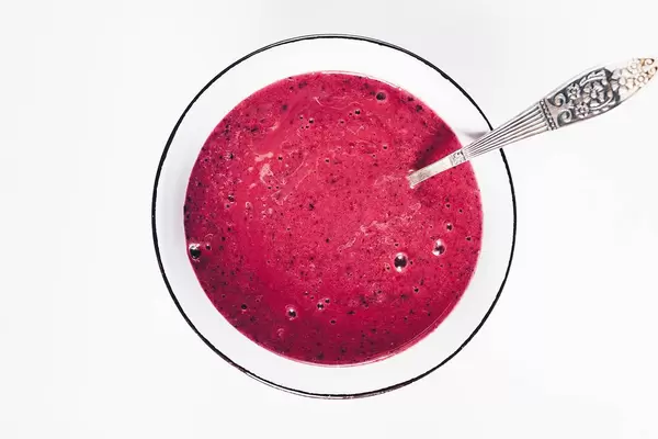 Draufsicht von Erdbeeren-Smoothie in einer Schüssel