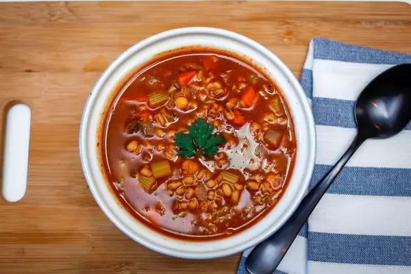 Draufsicht von Gerstensuppe mit Paprika