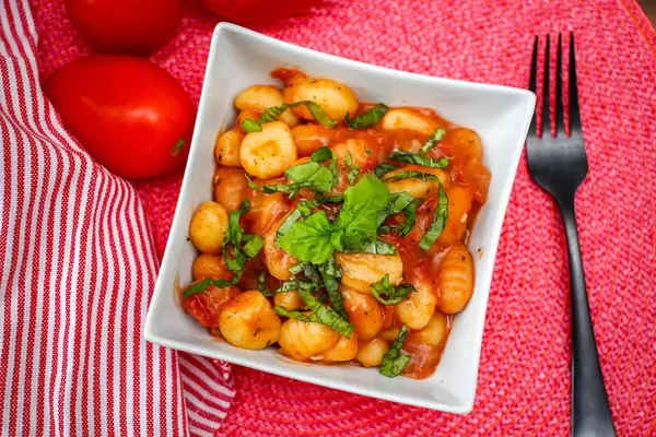 Draufsicht von Gnocchi in Tomatensauce