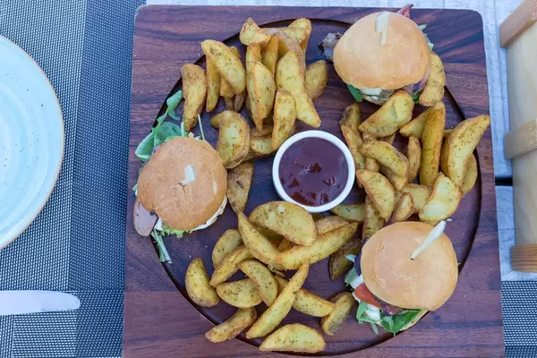 Draufsicht von Hamburgern und Bratkartoffeln im Aelia Restaurant Kassandra