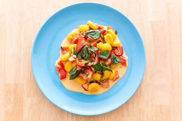 Draufsicht von Kürbisgnocchi in Paprikasoße von Hellofresh