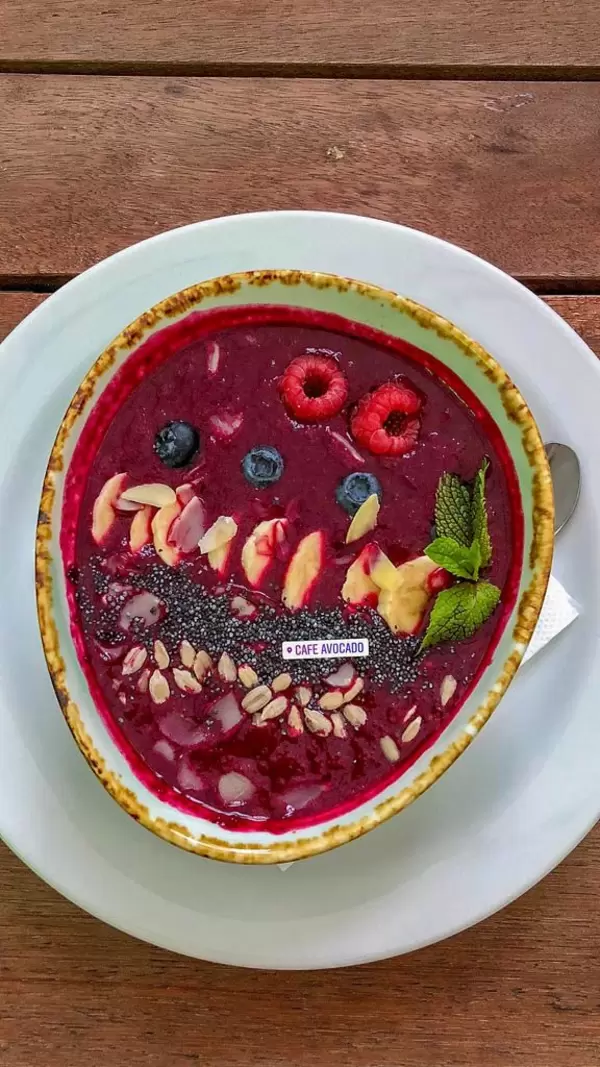 Draufsicht von Smoothie Bowl beim Avocado Cafe
