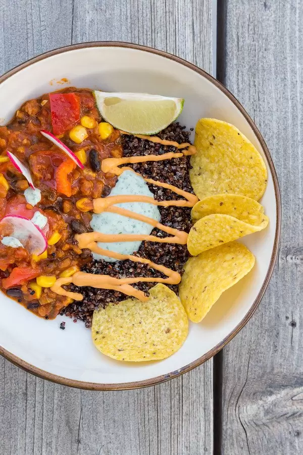 Draufsicht von Tex-Mex-Eintopf: veganes Gericht aus Mexiko beim Restaurant Villa Vegana auf Mallorca