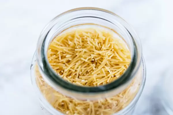 Draufsicht von ungekochten Fadennudeln im Glas