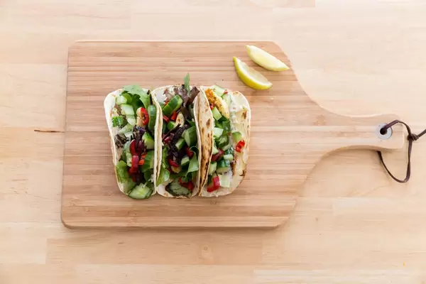 Draufsicht von würzig-feurigen Halloumi-Tacos