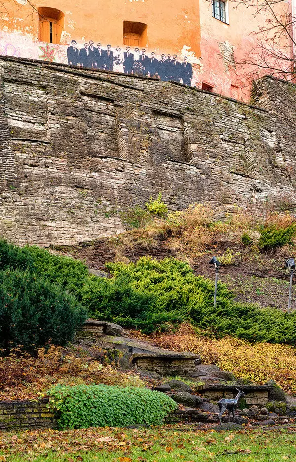 Drawn people looking over garden / Gezeichnet Menschen über Garten suchen