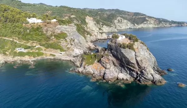 Drehort der Hochzeitsszene von Sophie im Film Mamma Mia!: Agios Ioannis auf Skopelos, Griechenland