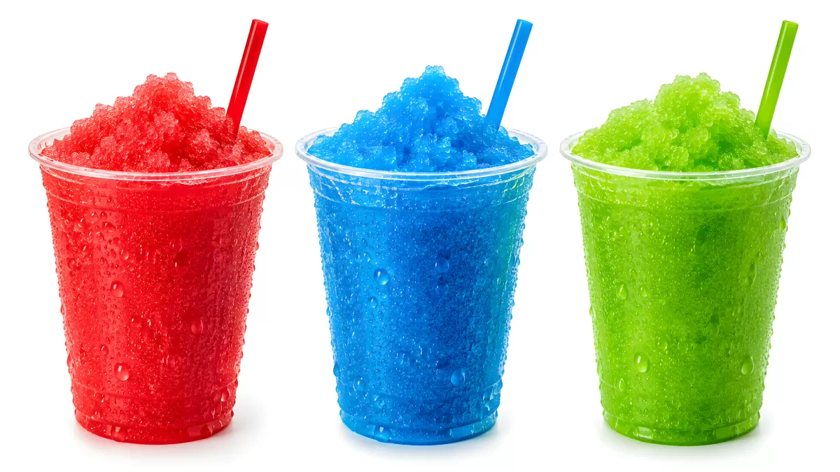 Drei bunte Slush-Getränke in Rot Blau und Grün