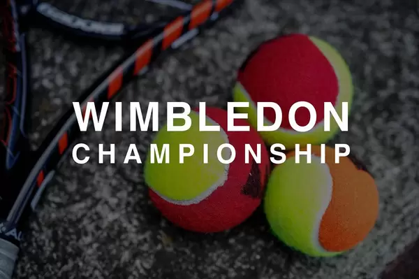 Drei bunte Tennisbälle neben einem Tennisschläger und hinter der Aufschrift "Wimbledon Championship"