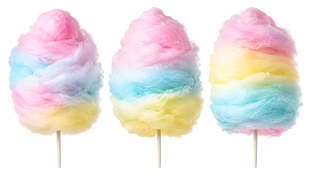 Drei bunte Zuckerwatte-Stiele in Pastellfarben