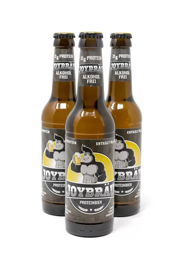Drei Flaschen Joy Bräu in Formation - Alkoholfreies Proteinbier mit BCAA und hohem Eiweißanteil