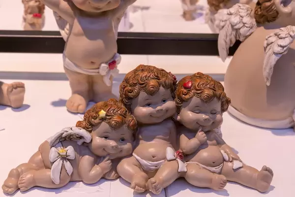 Drei fröhliche kuschelnde Weihnachtsengel