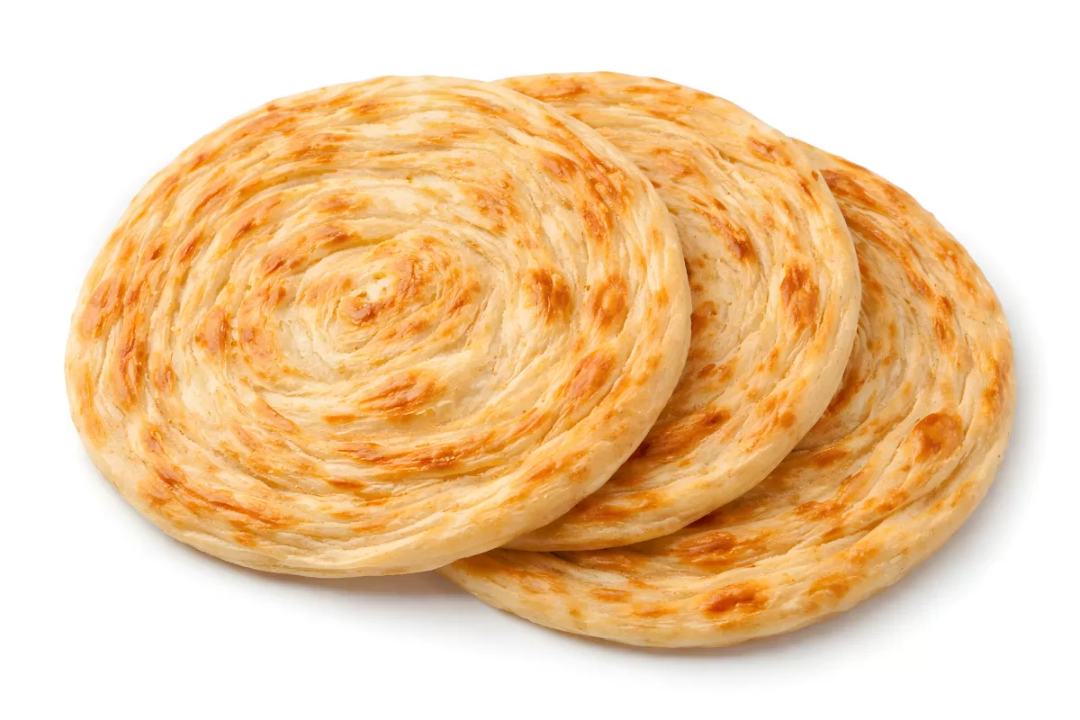 Drei goldene Paratha-Fladenbrote übereinandergelegt