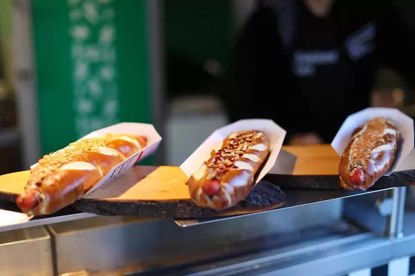 Drei Hotdogs auf dem Weihnachtsmarkt