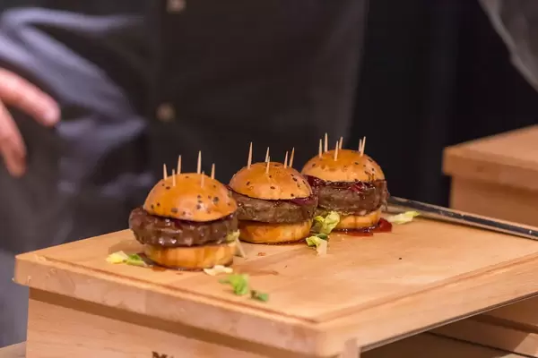 Drei kleine Hamburger mit Zahnstochern. Finger-Food