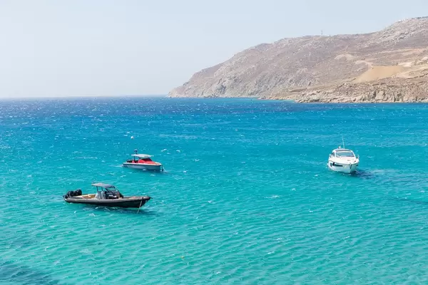 Drei kleinen Motorboote vor der Küste von Mykonos, Kykladen, Griechenland