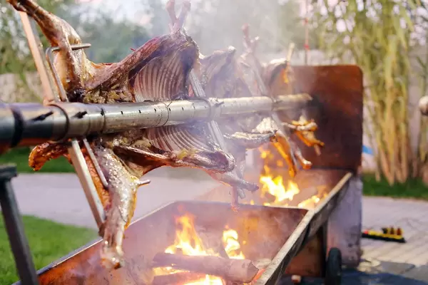 Drei Lammbraten am Spieß
