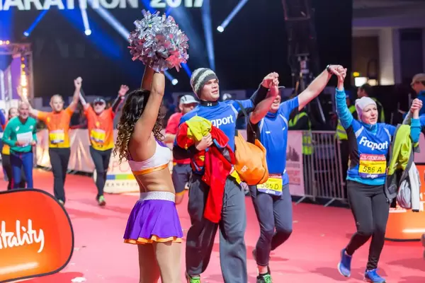 Drei Läufer halten sich an den Händen - Frankfurt Marathon 2017