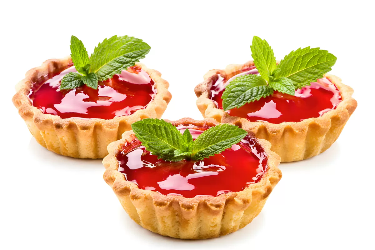 Drei Mürbeteig-Törtchen mit roter Fruchtfüllung